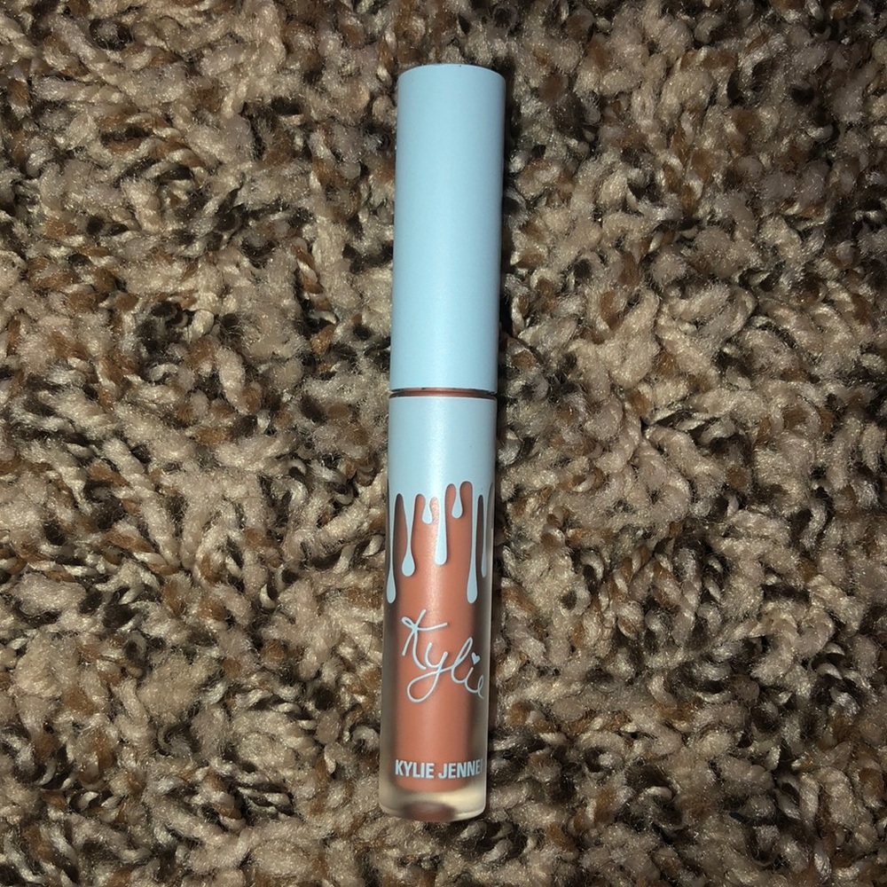 Kylie Jenner NO PEEKING velvet lip